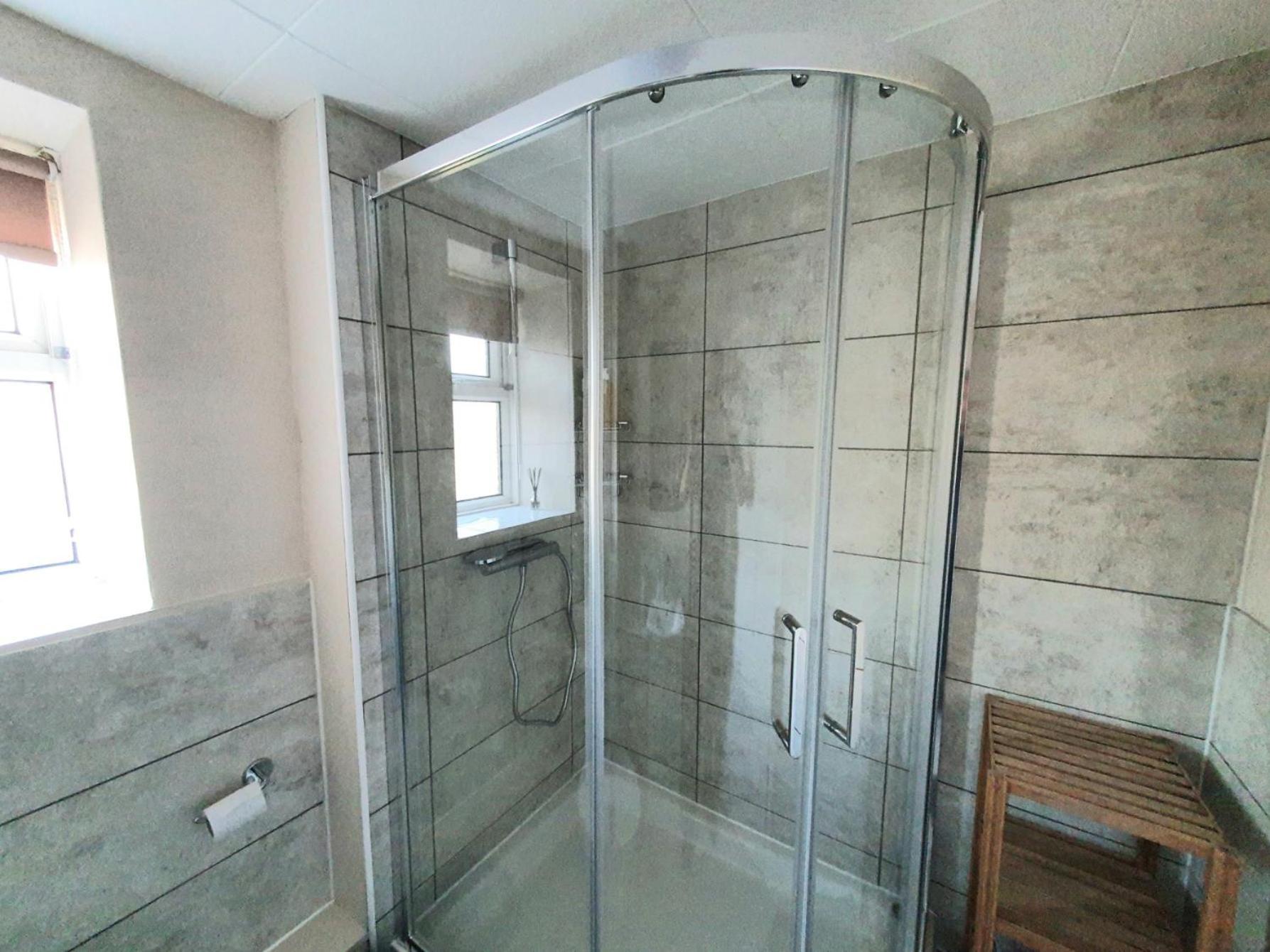 Wentworth Apartment With 2 Bedrooms, Superfast Wi-Fi And Parking シッティングボーン エクステリア 写真